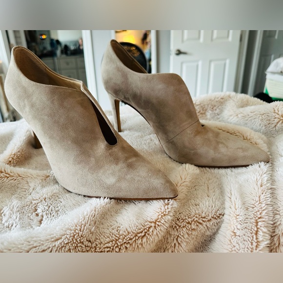 Vince Camuto Suede Taupe Pumps - Picture 2 of 10